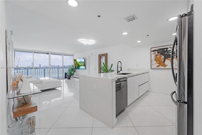 Building Photo - 7601 E Treasure Dr