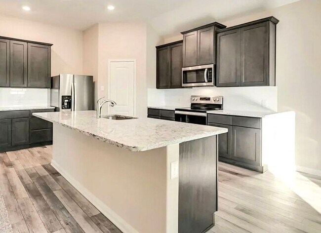 Building Photo - 2304 Dahlia Way