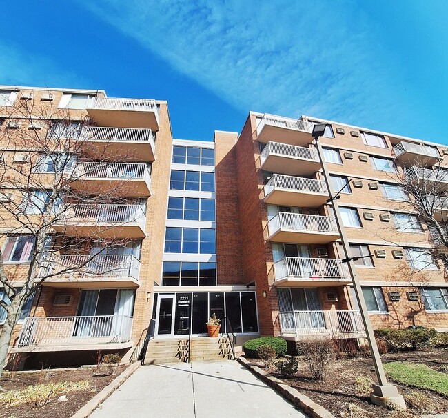 Building Photo - 2211 S Stewart Ave