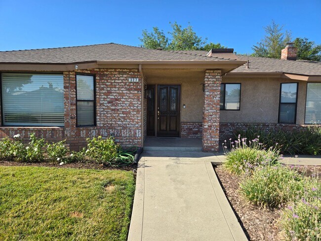 Building Photo - Freshly painted three Bedroom