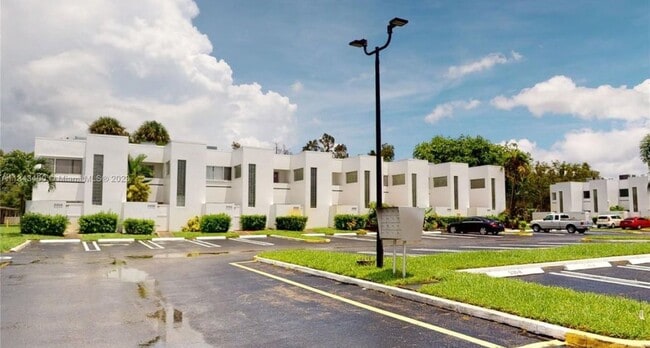 Building Photo - 5130 Elmhurst Rd