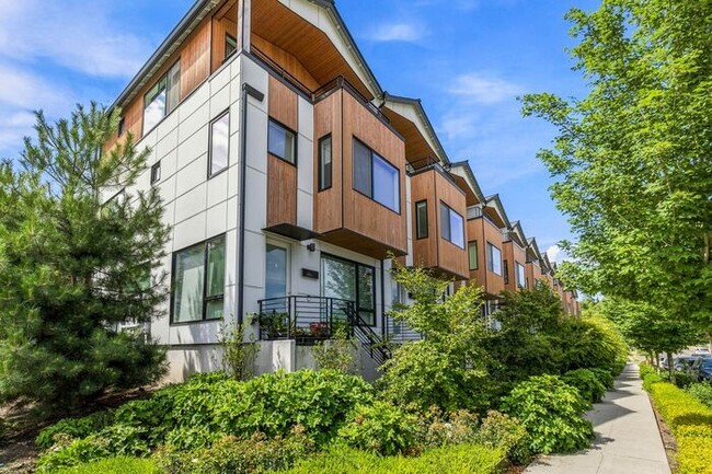 Building Photo - ULTRA-MODERN Air Conditioned Townhome in Beacon Hill!