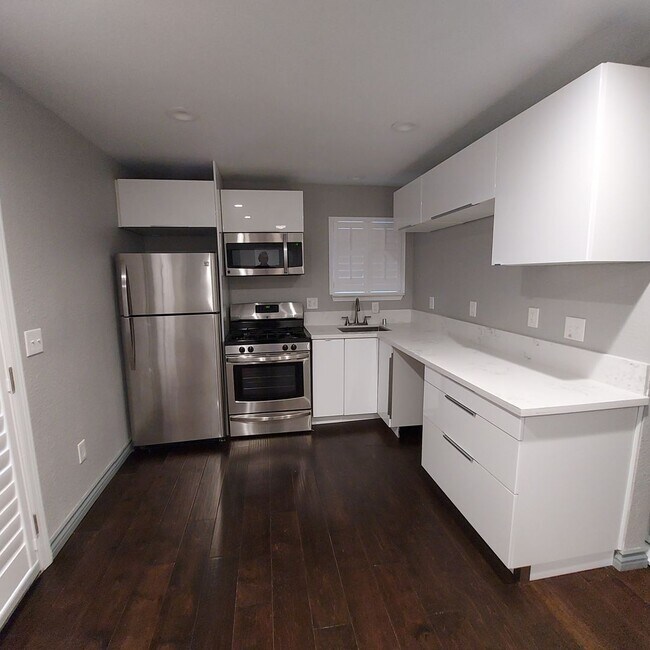 Foto del edificio - Charming 2bedroom, 2bath home, Like New near Land Park Area and City College.