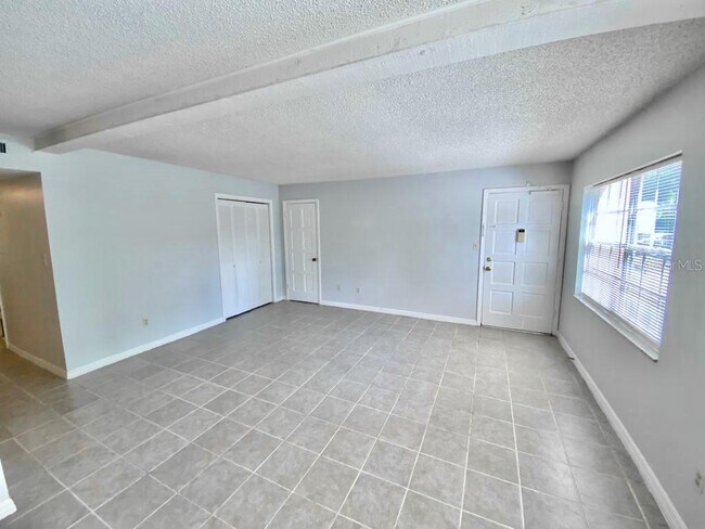 Building Photo - 415 Lakeview St