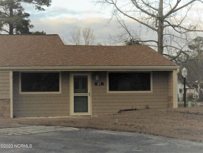 Building Photo - 27 Quarterdeck