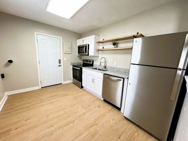 Building Photo - Renovated 2 Bedroom Jacksonville Heights D...