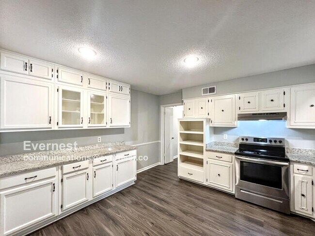 Foto del edificio - Beautiful 4-Bedroom Home with Spacious Liv...