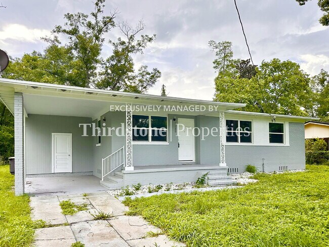 Building Photo - 1120 Skye Dr E