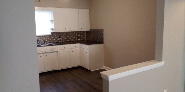 Building Photo - 305 Linwood Ave