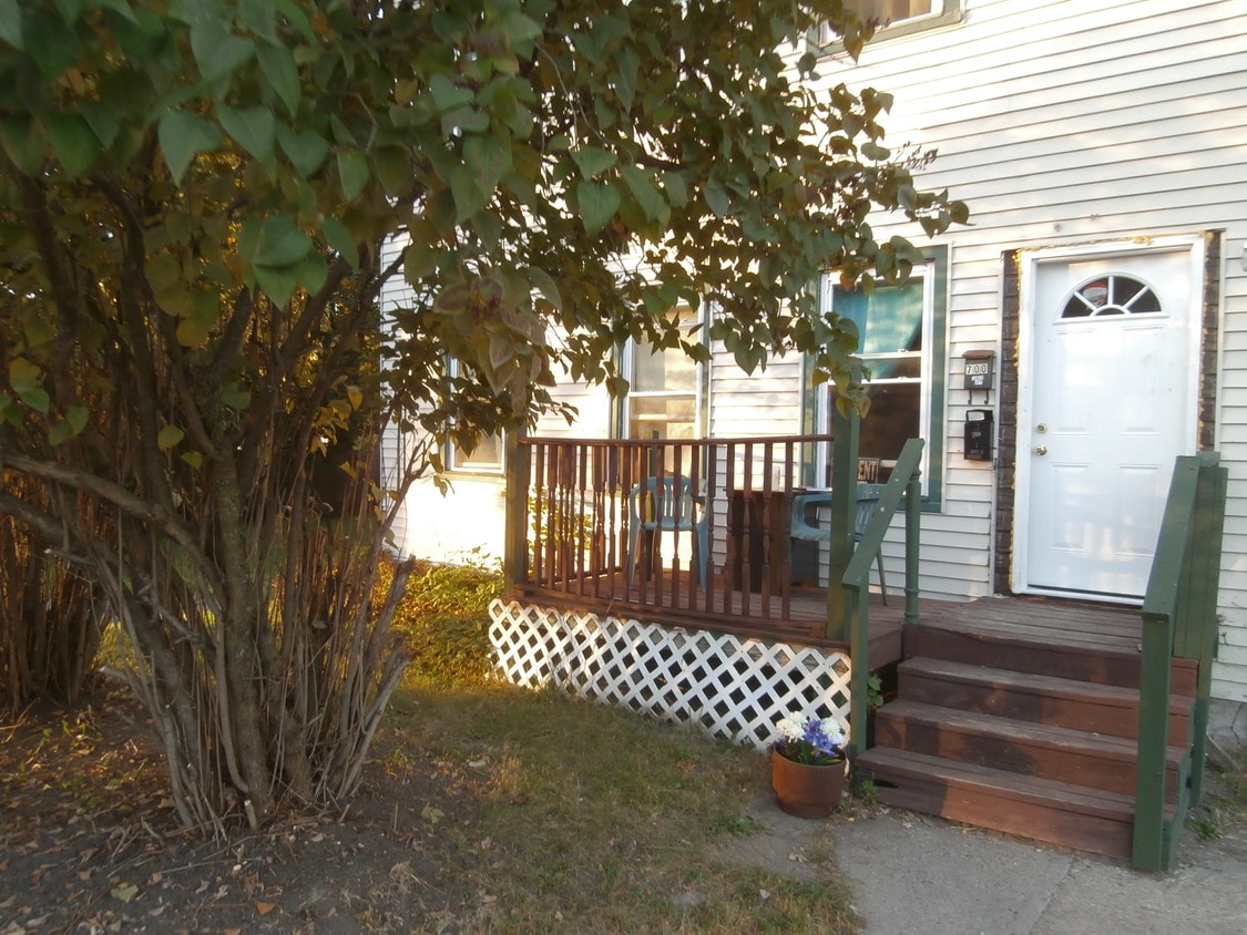 Lower Apt Entrance - 700 Lawrence St