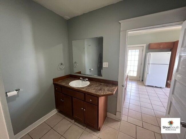 Foto del edificio - 6 bed 2 bath Single Family Home