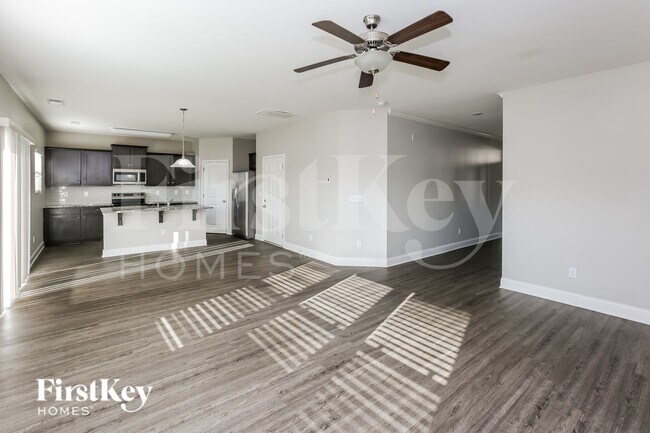 Foto del edificio - 9225 Evans Creek Ct