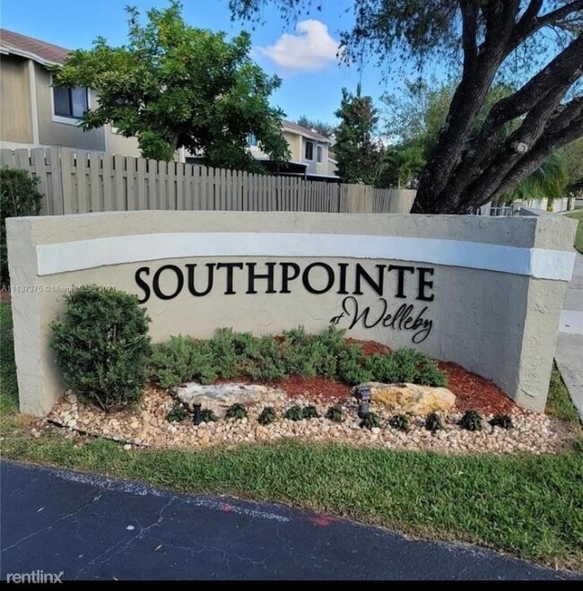 Building Photo - 4 br, 2 bath Townhome - 3509 NW 111th Ter