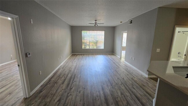 Foto del edificio - 5572 Metrowest Blvd