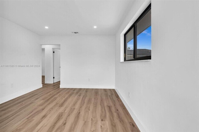 Building Photo - 321 NW 25th Ct
