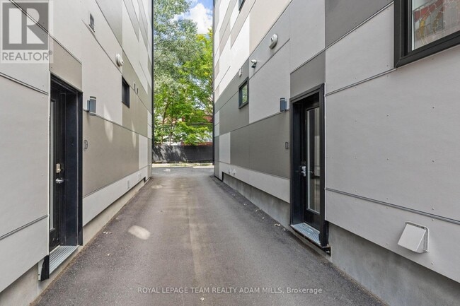 Building Photo - 423 Ravenhill Ave