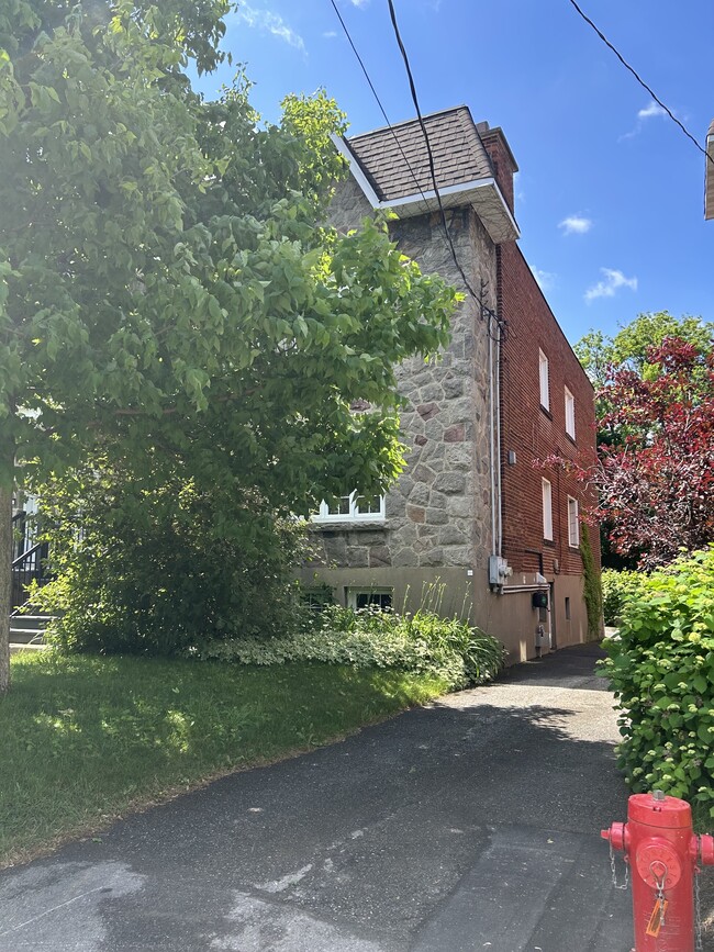 Building Photo - 4570 Av Royal