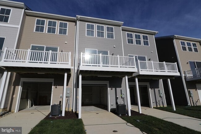 Building Photo - 9405 Pacific Elm St