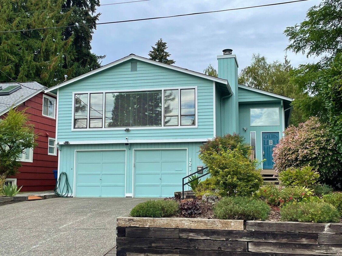 Primary Photo - 4-Bedroom, 3-Bath Home Next to Maple Leaf ...