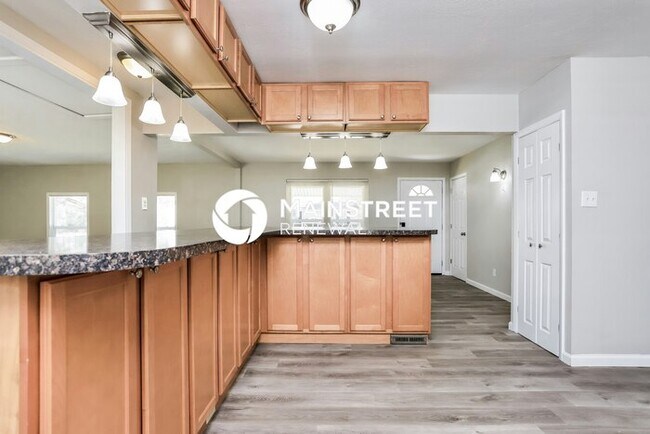 Foto del edificio - 3 Bedroom Pet-Friendly Home in St Charles,...