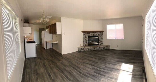 Building Photo - Newly updated 2 Bedroom pet-friendly home ...