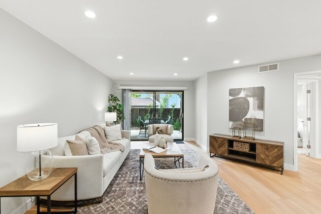 Building Photo - Beautifully Remodeled One-Bedroom Condo