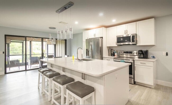 Building Photo - 300 Crosswinds Dr