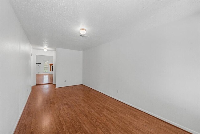 Foto del edificio - 6314 Sheringham St