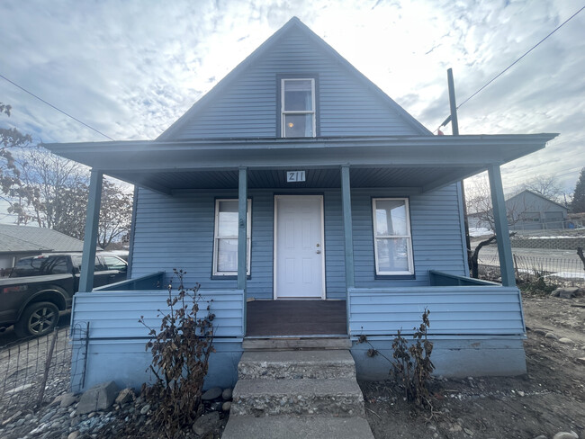 Building Photo - 211 Peachey St