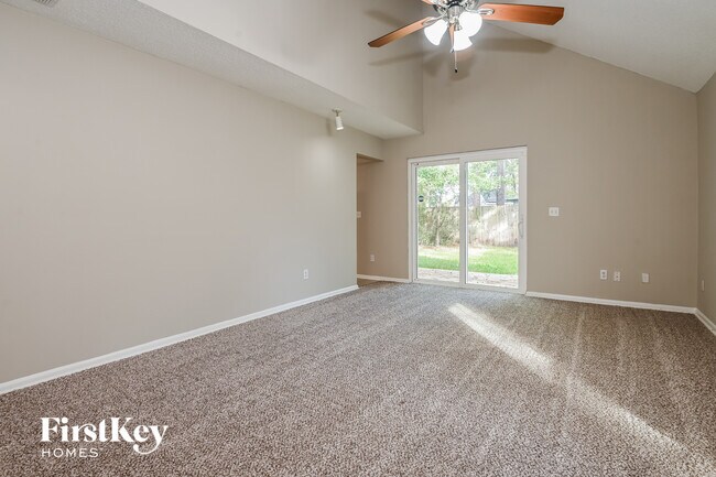 Foto del edificio - 6835 Candlewood Dr S