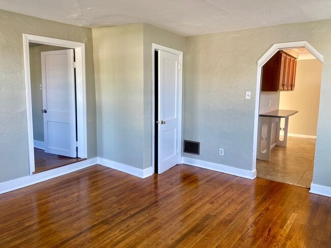 Building Photo - 403-405 N Baltimore Ave --1