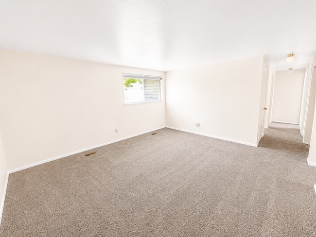 Building Photo - Cute apartment in Provo.