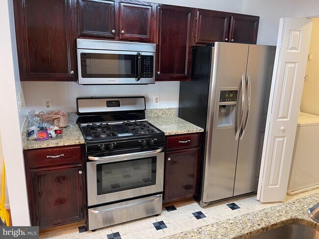 Building Photo - 8095 Lacy Dr