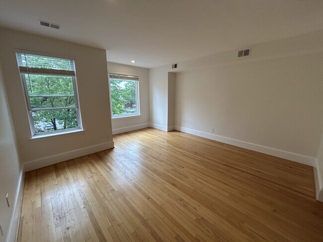 Foto del edificio - 1439 Girard St NW