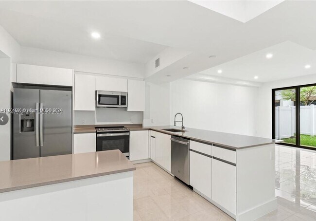 Foto del edificio - 4130 S oaks Pl