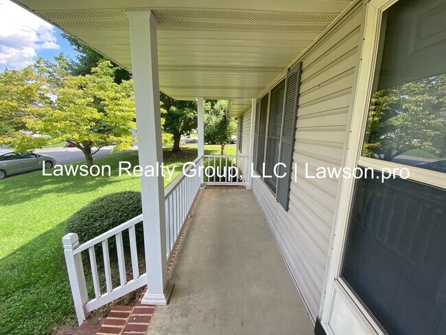Foto del edificio - Spacious Hollins Four Bedroom w/ Finished Basement