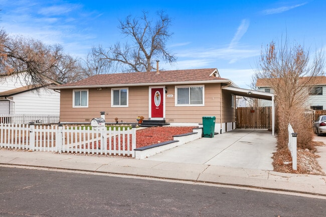 Foto del edificio - 2525 Nadine Dr