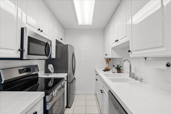 Building Photo - Prime Santa Monica Location 1+1 With Balcony