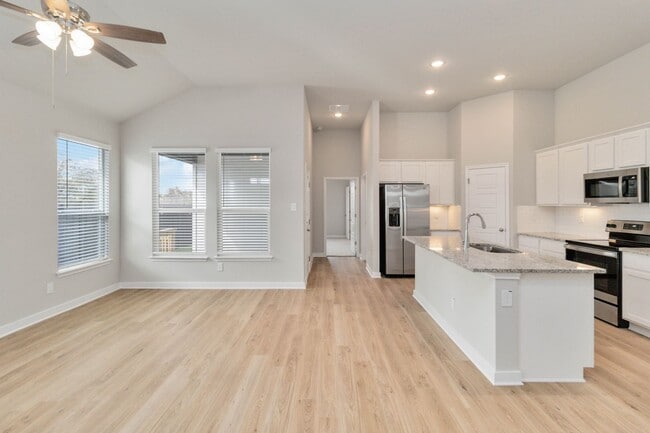 Building Photo - Want luxury living in the Far West ...Look...