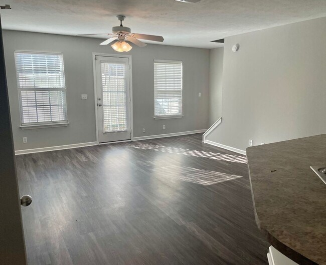 Building Photo - Updated Townhome with 3 Bedrooms