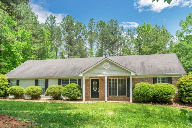 Building Photo - Charming Ranch-Style Home with Spacious Ya...