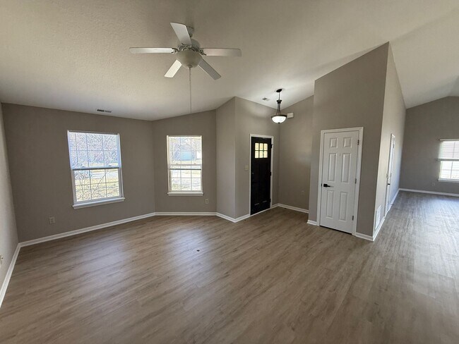 Building Photo - 621 Mission Hill Dr