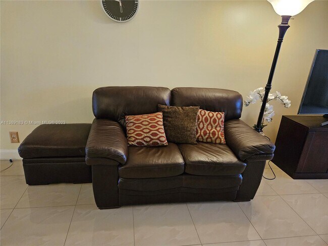 Foto del edificio - 7320 Lake Cir Dr