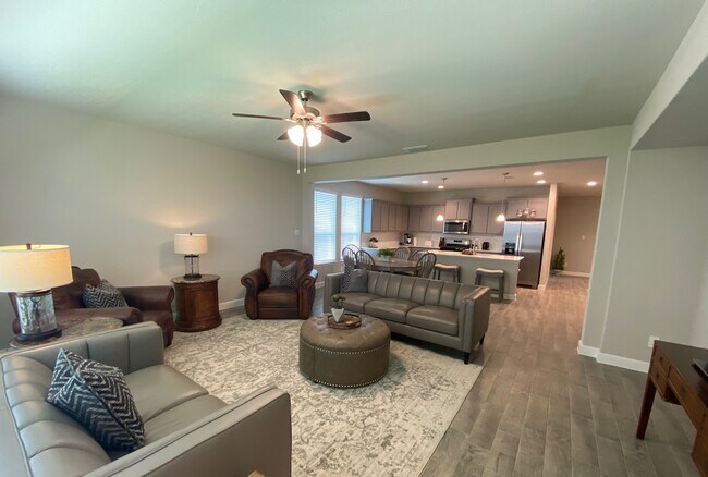 Espacio común amueblado - 15572 Halstead Ln