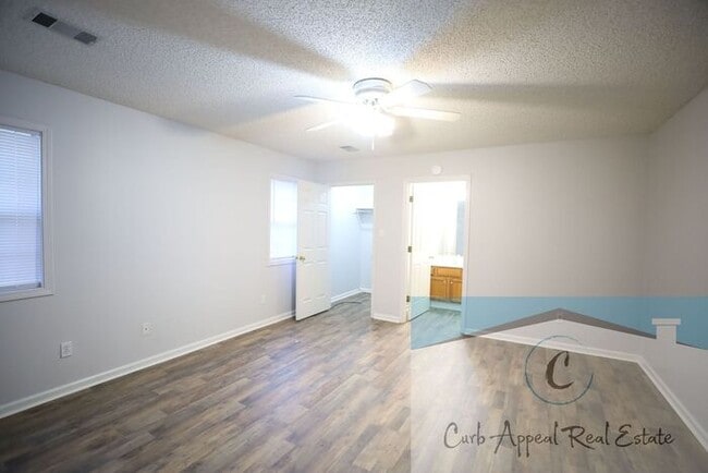 Foto del edificio - Spacious 3 bed/2 bath home - garage, deck, fenced back yard - includes yard care!!