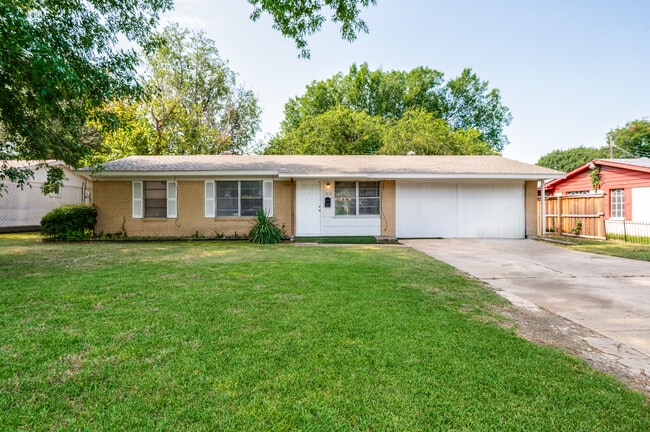 Building Photo - 1818 Highland Dr
