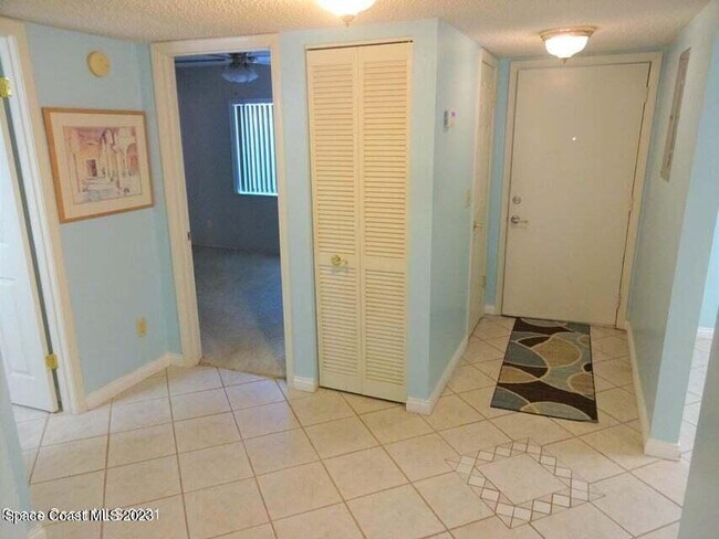 Building Photo - 2275 Golf Isle Dr