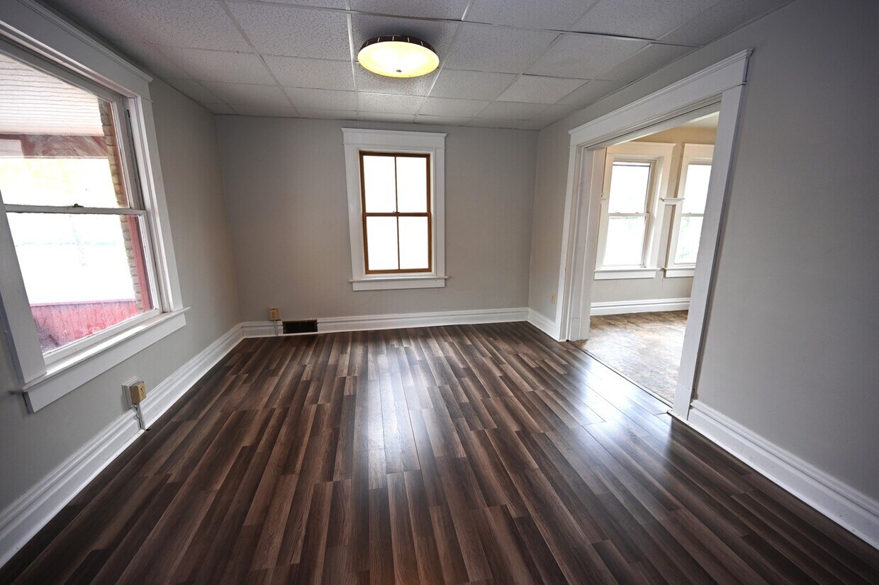 Building Photo - 827 Morton St