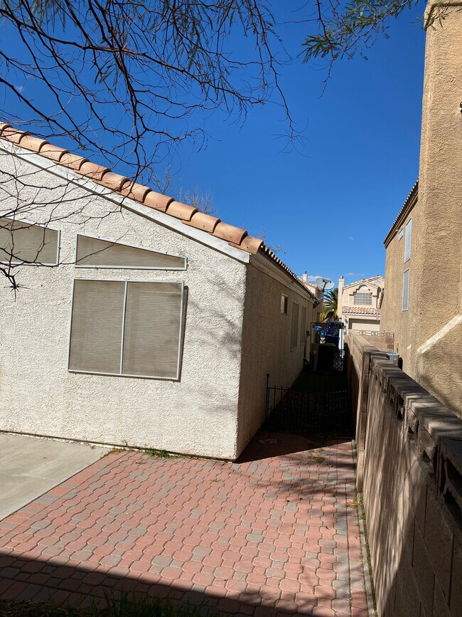 Building Photo - 921 Brass Ring Rd