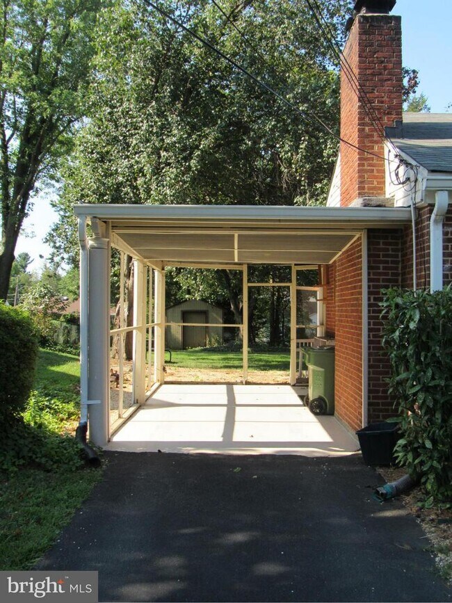 Building Photo - 6533 Chesterfield Ave